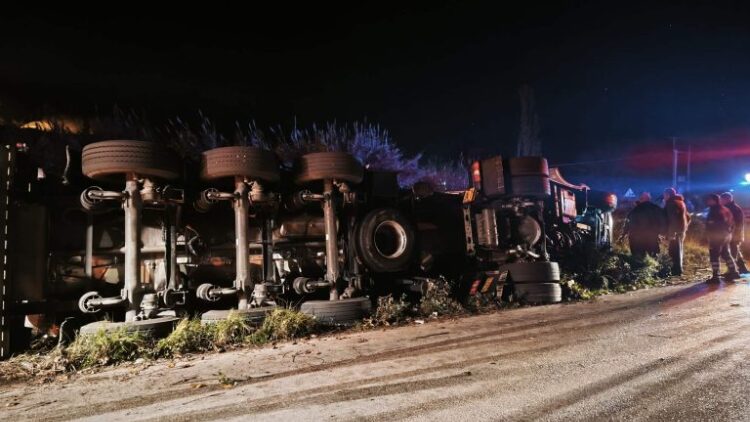 Ανατροπή φορτηγού στην Άρτα, εγκλωβίστηκε ο οδηγός