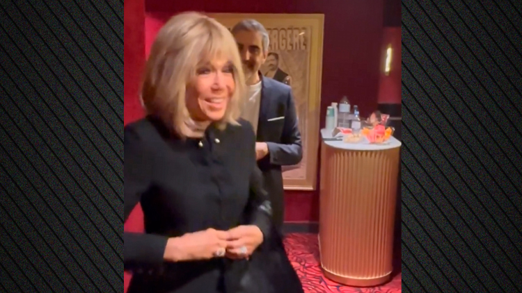 Σάλος στη Γαλλία για το «βρωμιάρες σκύλες» της Μπριζίτ Μακρόν κατά ακτιβιστριών που διαμαρτύρονταν έξω από θέατρο