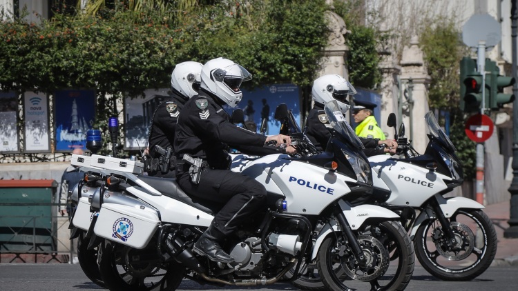 Το ελληνικό FBI απέτρεψε μακελειό στα Καλύβια: Βρήκαν καλάσνικοφ, πιστόλια και μπιτόνια με βενζίνη - Μια σύλληψη