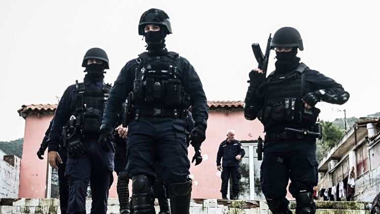 Το ελληνικό FBI πρόλαβε μακελειό: Βρήκαν καλάσνικοφ, πιστόλια και μπιτόνια με βενζίνη σε αυτοκίνητο στα Καλύβια - Μια σύλληψη