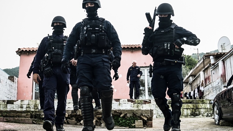 Το ελληνικό FBI απέτρεψε μακελειό στα Καλύβια: Βρήκαν καλάσνικοφ, πιστόλια και μπιτόνια με βενζίνη - Μια σύλληψη