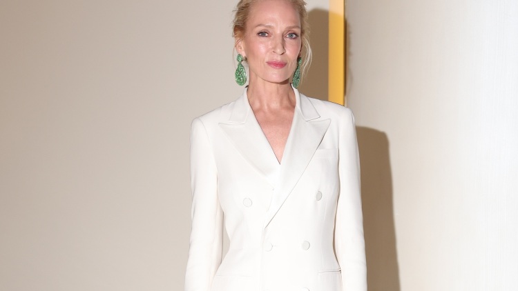 Cloud Dancer: Η Ούμα Θέρμαν δοκιμάζει την απόχρωση του 2026 στο κόκκινο χαλί
