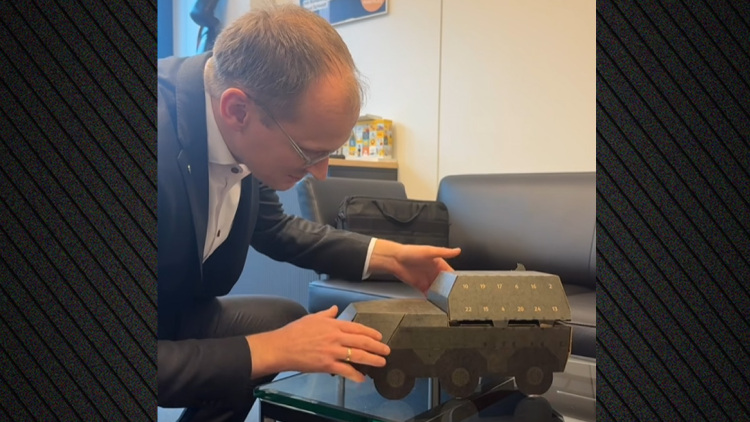 H γερμανική βιομηχανία όπλων στέλνει σε συνεργάτες της χριστουγεννιάτικο ημερολόγιο σε σχήμα... άρματος μάχης, δείτε βίντεο