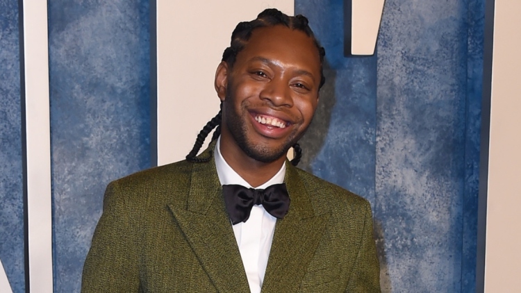 Ο Τζέρεμι Ο. Χάρις του «Emily in Paris» αφέθηκε ελεύθερος μετά τη σύλληψή του στην Ιαπωνία για διακίνηση ναρκωτικών
