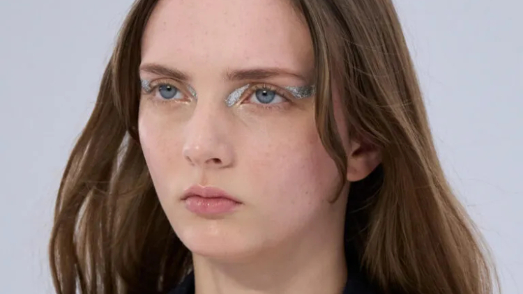 Τα πιο εντυπωσιακά μακιγιάζ ματιών με glitter για τα look της εορταστικής σεζόν
