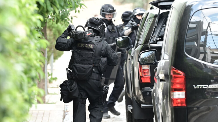 Είχε στραγγαλίσει την φίλη του όντας ανήλικος ο Κρητικός που συνελήφθη με καλάσνικοφ και πιστόλια με σιγαστήρα στα Καλύβια