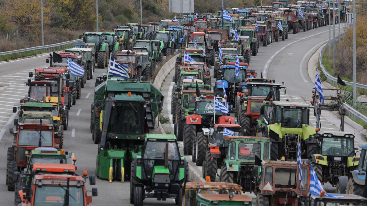 Με νέα μπλόκα συνεχίζουν οι αγρότες: Ο «χάρτης» των κινητοποιήσεων σε όλη την Ελλάδα και οι ρυθμίσεις της τροχαίας
