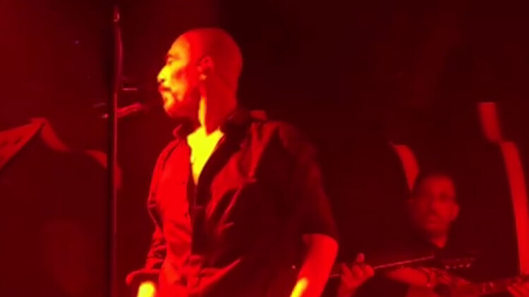 Εκνευρισμένος ο Βαλάντης με τους μουσικούς του, έφτυσε στη σκηνή 