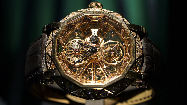 Ρολόι τουρμπιγιόν, πράσινο μετάξι και βαρέλια από δρυ – Αυτοί είναι οι λόγοι που κοστίζουν τόσο ακριβά