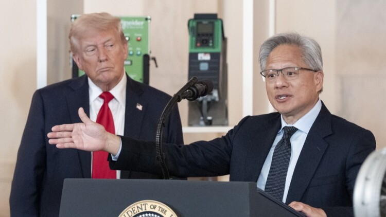 ΗΠΑ: Ο Τραμπ έδωσε το πράσινο φως στην Nvidia να εξάγει προηγμένα τσιπ ΑΙ σε επιλεγμένους πελάτες στην Κίνα