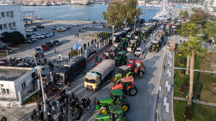 Αποκλεισμένο το λιμάνι του Βόλου, παρέλαση αγροτών με τα τρακτέρ τους και μπλόκο από τους ψαράδες με καπνογόνα