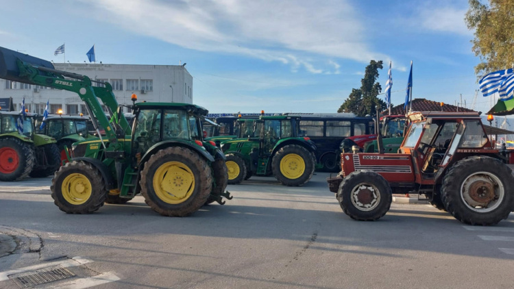 Στο λιμάνι του Βόλου για να το αποκλείσουν οι αγρότες στη σκιά της παρέμβασης του εισαγγελέα του Αρείου Πάγου