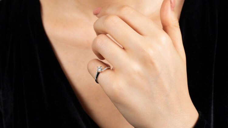 To δαχτυλίδι στο μικρό δάχτυλο επιστρέφει: Η ιστορία του chevalière που φορούν ακόμα οι βασιλικές οικογένειες