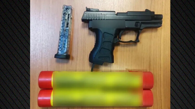 Σύλληψη οργανωμένου οπαδού στη Θεσσαλονίκη: Βρέθηκαν στο σπίτι του αεροβόλο όπλο και ναυτικές φωτοβολίδες