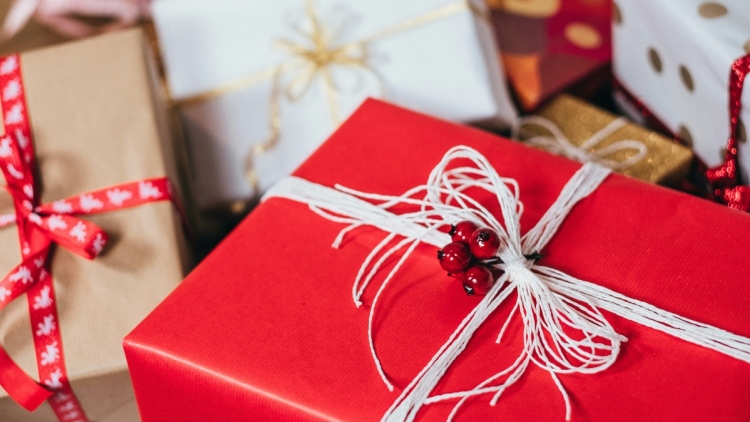 Εργαζόμενη πήγε στο HR της εταιρείας για το δώρο που πήρε από συνάδελφό της στο Secret Santa