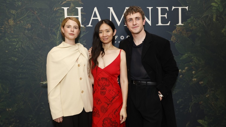 Κλόι Ζάο: Πώς μπορείς να παρακολουθήσεις μια ερμηνεία του Σαίξπηρ ακόμα και αν δεν γνωρίζεις Αγγλικά