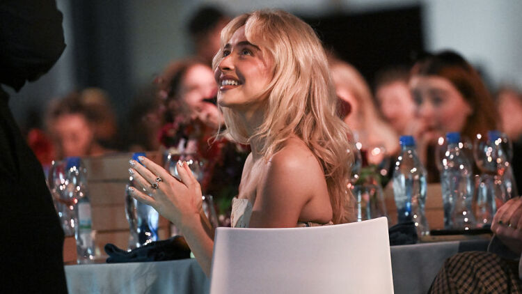 Η Sabrina Carpenter έδωσε ένα χειμωνιάτικο twist στο πιο hot μανικιούρ της χρονιάς
