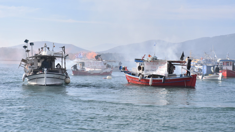 Από στεριά και θάλασσα αποκλεισμένο το λιμάνι του Βόλου, με τα τρακτέρ οι αγρότες, με βάρκες και καπνογόνα οι ψαράδες
