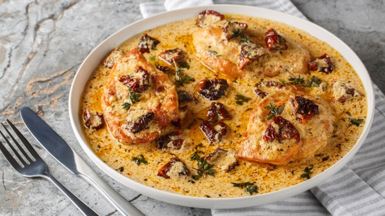 Τι είναι το Marry Me Chicken και γιατί έγινε η Νο2 πιο viral συνταγή παγκοσμίως του 2025;