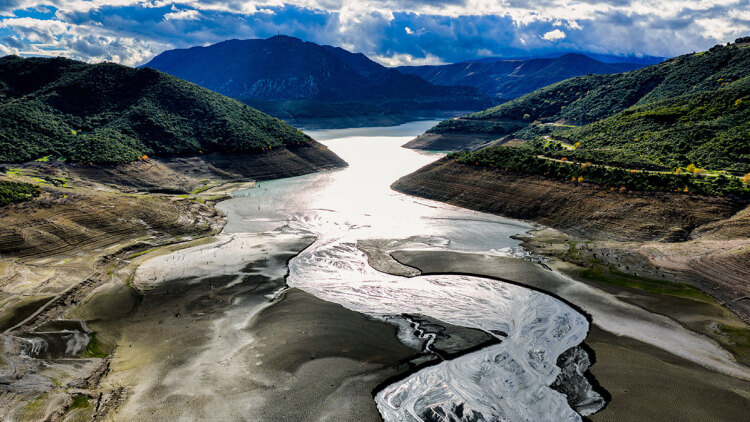 «Στεγνώνει» ο Μόρνος παρά τις έντονες βροχοπτώσεις, δείτε φωτογραφίες
