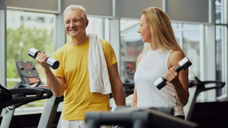 Δυσκολεύεστε να σηκωθείτε από την καρέκλα; 7 τρόποι να ανακτήσετε τη δύναμή σας μετά τα 50
