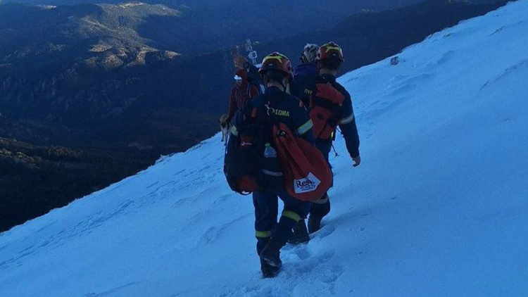 Πεζοπόρος και το σκυλί του διασώθηκαν έπειτα από πολύωρη επιχείρηση της Πυροσβεστικής στον Ταΰγετο, δείτε φωτογραφίες