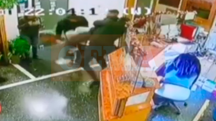 Η στιγμή της σύλληψης του 17χρονου που μαχαίρωσε τον 14χρονο στον Χολαργό και ομολόγησε στο TikTok, δείτε βίντεο