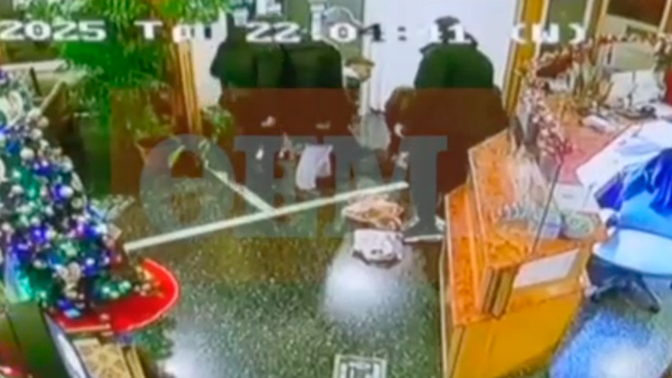 Η στιγμή της σύλληψης του νεαρού που ομολόγησε στο TikTok το μαχαίρωμα 14χρονου στον Χολαργό, δείτε βίντεο