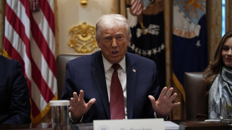 Ο Τραμπ διαβεβαιώνει πως οι τιμές στις ΗΠΑ καταγράφουν τεράστια πτώση χάρη σ’ αυτόν