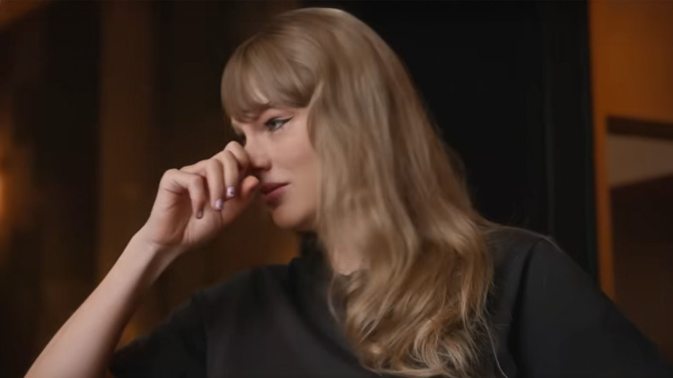 Συγκινημένη η Τέιλορ Σουίφτ στη σειρά για το Eras Tour: Κάναμε κάτι που κανείς δεν έχει ξανακάνει
