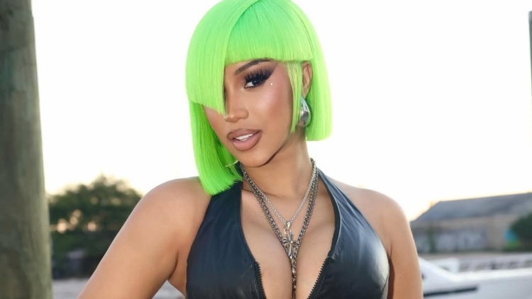 Η Cardi B παρουσίασε με σέξι φωτογράφιση τα νέα piercing της σε... πλάτη και αυχένα