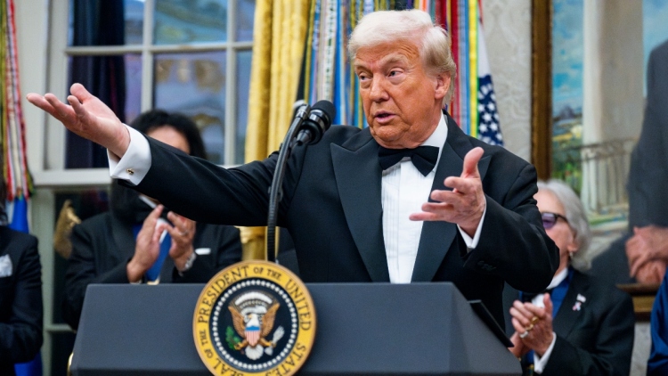 Ντόναλντ Τραμπ: Εγκαινιάζει «χρυσή βίζα» 1 εκατ. δολαρίων για πολύ πλούσιους μετανάστες