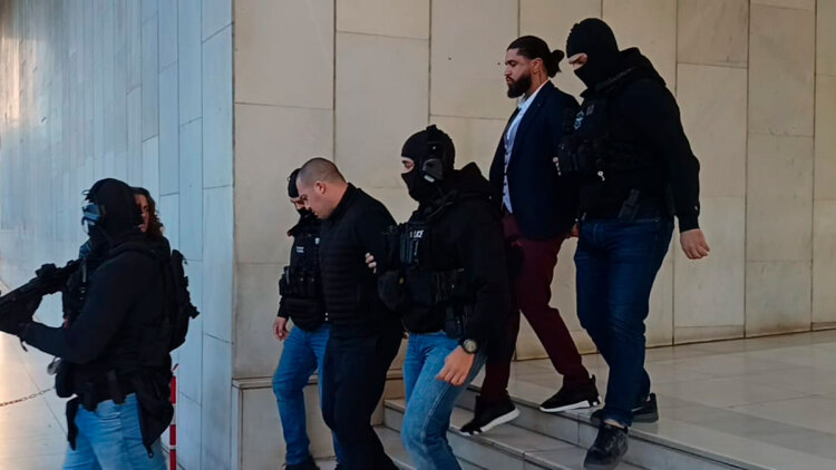 Στον εισαγγελέα ανιψιός και επιχειρηματίας για τη δολοφονία στο κάμπινγκ της Φοινικούντας: Πώς έφτασαν οι αρχές στη σύλληψή τους