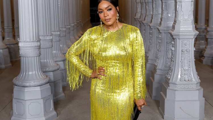 Άντζελα Μπάσετ: «Τις μισές φορές ξεχνάω πόσο μεγάλη είμαι»
