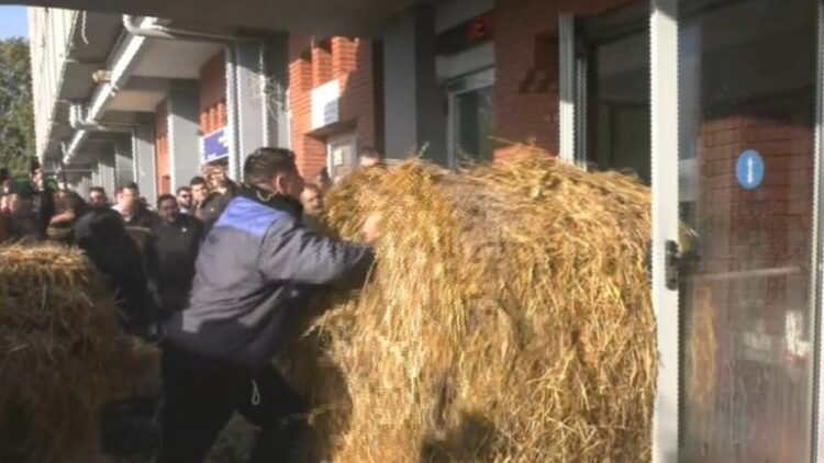Ένταση στην Καβάλα: Αγρότες έκαναν κατάληψη του κτηρίου της Αντιπεριφέρειας και πέταξαν άχυρα και γάλα
