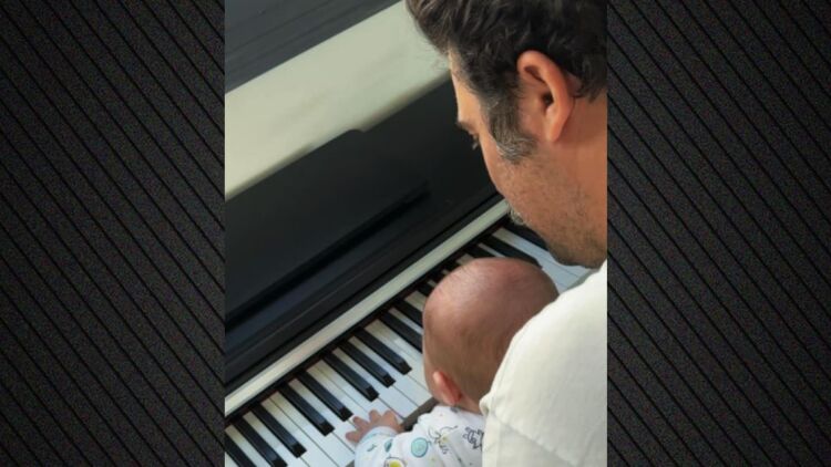 Η Ιωάννα Τριανταφυλλίδου φωτογράφισε τον Κίμωνα Κουρή και τον γιο τους να παίζουν πιάνο