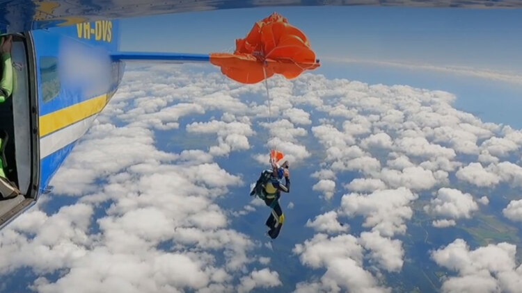 Βίντεο που κόβει την ανάσα: Αλεξίπτωτο τυλίγεται στο φτερό αεροπλάνου και άνδρας αιωρείται στο κενό