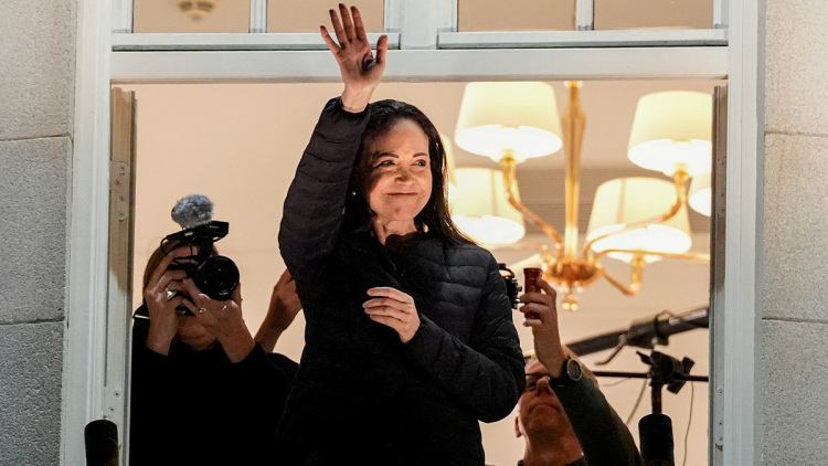 Η περούκα, τα δέκα σημεία ελέγχου και το κρίσιμο τηλεφώνημα στις ΗΠΑ: Πώς στήθηκε η κινηματογραφική απόδραση της Ματσάδο από τη Βενεζουέλα