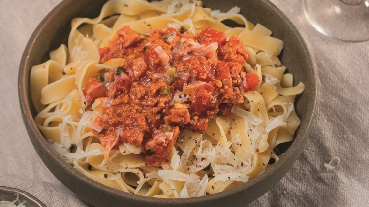 Ταλιατέλες μπολονέζ με σουτζούκι και πορτοκάλι
