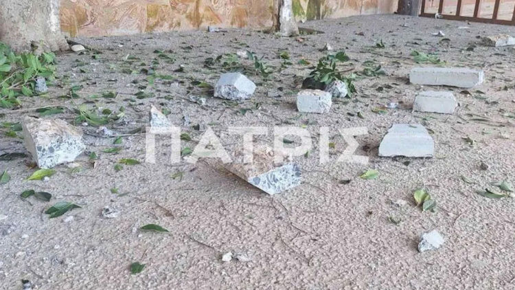 Έπεσαν μεγάλα κομμάτια μπετόν από γέφυρα στο Παλαιόκαστρο, δείτε βίντεο και φωτογραφίες