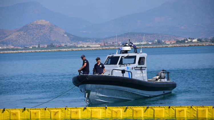 Μικρής έκτασης θαλάσσια ρύπανση μετά από ημιβύθιση σκάφους αναψυχής στη μαρίνα Καλαμαριάς