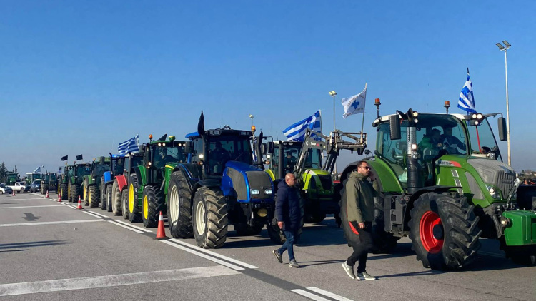 Προς το λιμάνι της Θεσσαλονίκης κατευθύνονται αγρότες με τρακτέρ, η εικόνα από τα υπόλοιπα μπλόκα της χώρας
