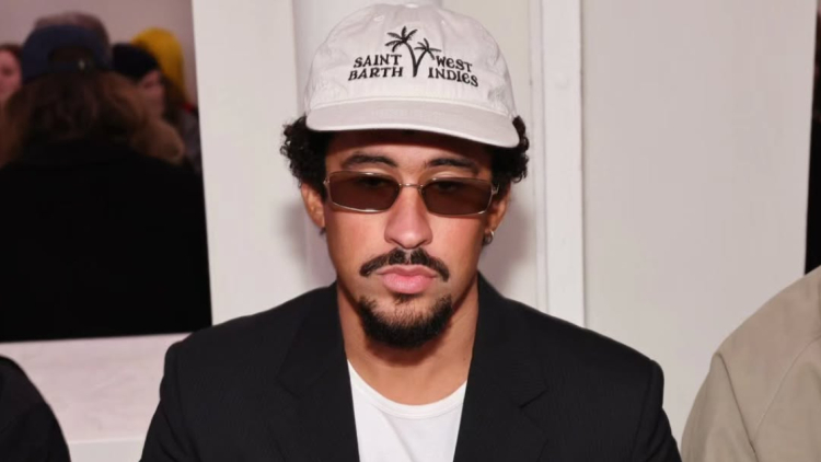 Ο Bad Bunny γλίστρησε και έπεσε στη σκηνή σε συναυλία του - Δείτε βίντεο