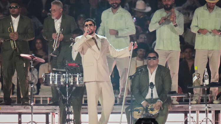 Ο Bad Bunny γλίστρησε και έπεσε στη σκηνή σε συναυλία του - Δείτε βίντεο