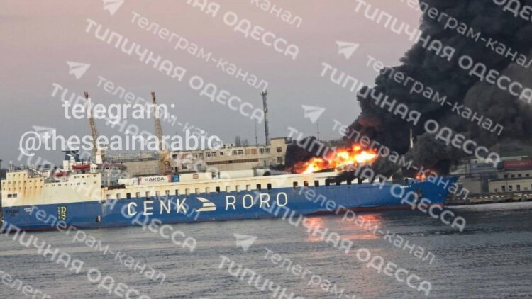 Φωτιά σε εμπορικό πλοίο μετά από ρωσική επίθεση στο λιμάνι της Οδησσού