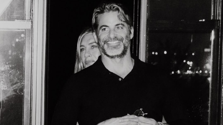 Η Τζένιφερ Άνιστον αγαπά πραγματικά τον Τζιμ Κέρτις, έχει φέρει τόσα καλά στη ζωή της, λέει το περιβάλλον της