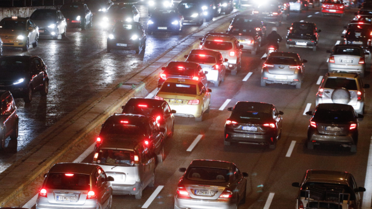 Κίνηση τώρα στους δρόμους: Στο κόκκινο Κηφισός, Κηφισίας και βασικοί άξονες της Αθήνας