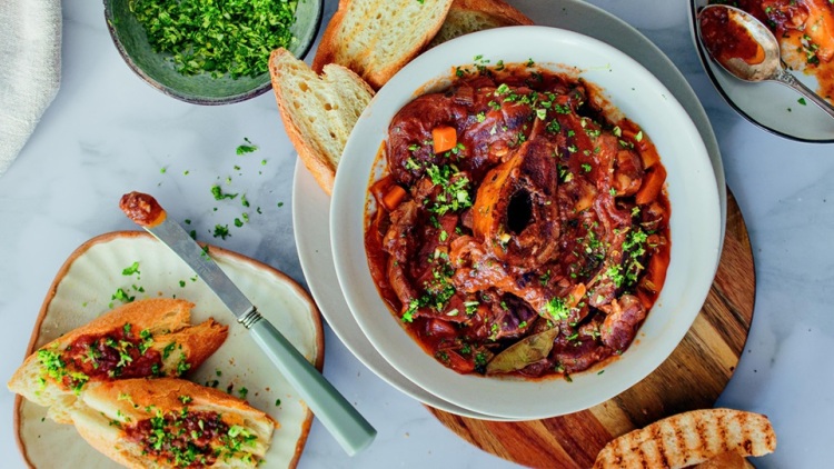 Οσομπούκο με κρασί και τραγανό σκορδόψωμο