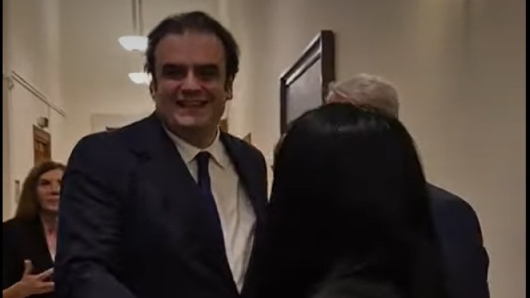 Υπάλληλοι της Βουλής και δημοσιογράφοι συγχαίρουν τον Πιερρακάκη για την ανάληψη της ηγεσίας του Eurogroup - Δείτε βίντεο