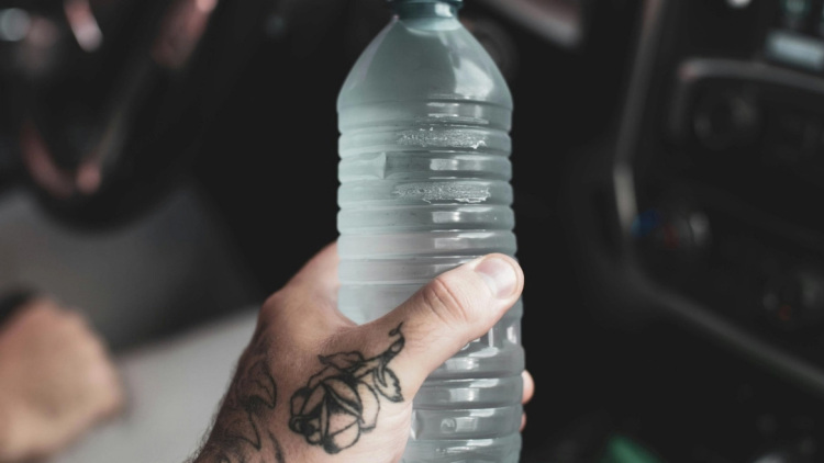 Έρχεται μεγάλη αλλαγή στα πλαστικά μπουκάλια: Γιατί θα έχουν πιο θολή εμφάνιση